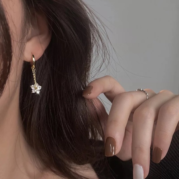 Sterling Silver Tassel Flower Simulated Diamonds Gold Earrings - Picture 6 of 6